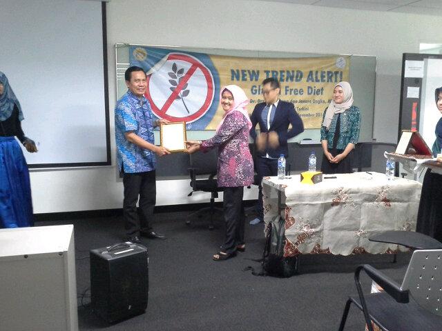 GlutenFreeUI's tweet image. Terimakasih kepada Bapak Dr. Rimbawan yang telah bersedia menjadi pembicara dalam Gluten Free Diet seminar ini:)