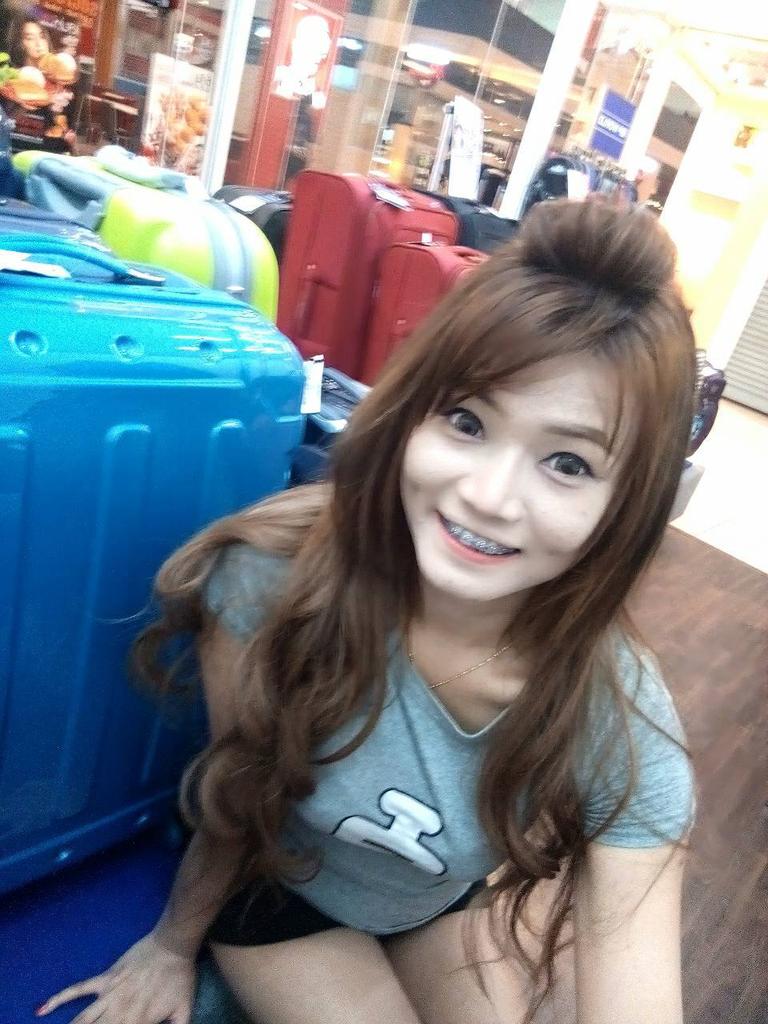 ladda_Attatan's tweet photo. เลือกระเป๋า..แป๊บ..^^ http://t.co/3W7HW4hZ3q
