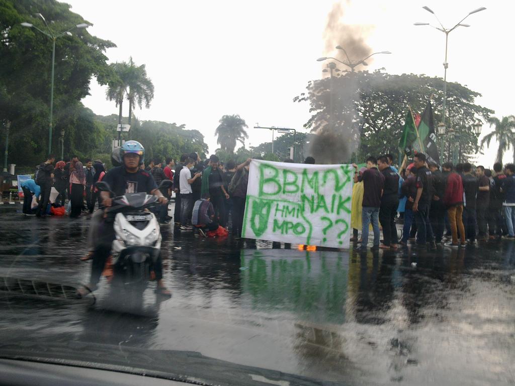 yudhamawan's tweet photo. @RadioElshinta @wideshotmetrotv demo bbm di 0 KM jogja. jalanan macet http://t.co/VEQvYhVsB4