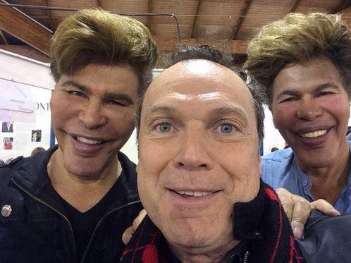 paranoidgeeek's tweet photo. Julien le Perse &amp; des aliens. Cela donne ça --> #FreakySelfie http://t.co/1wsjG0EwpZ