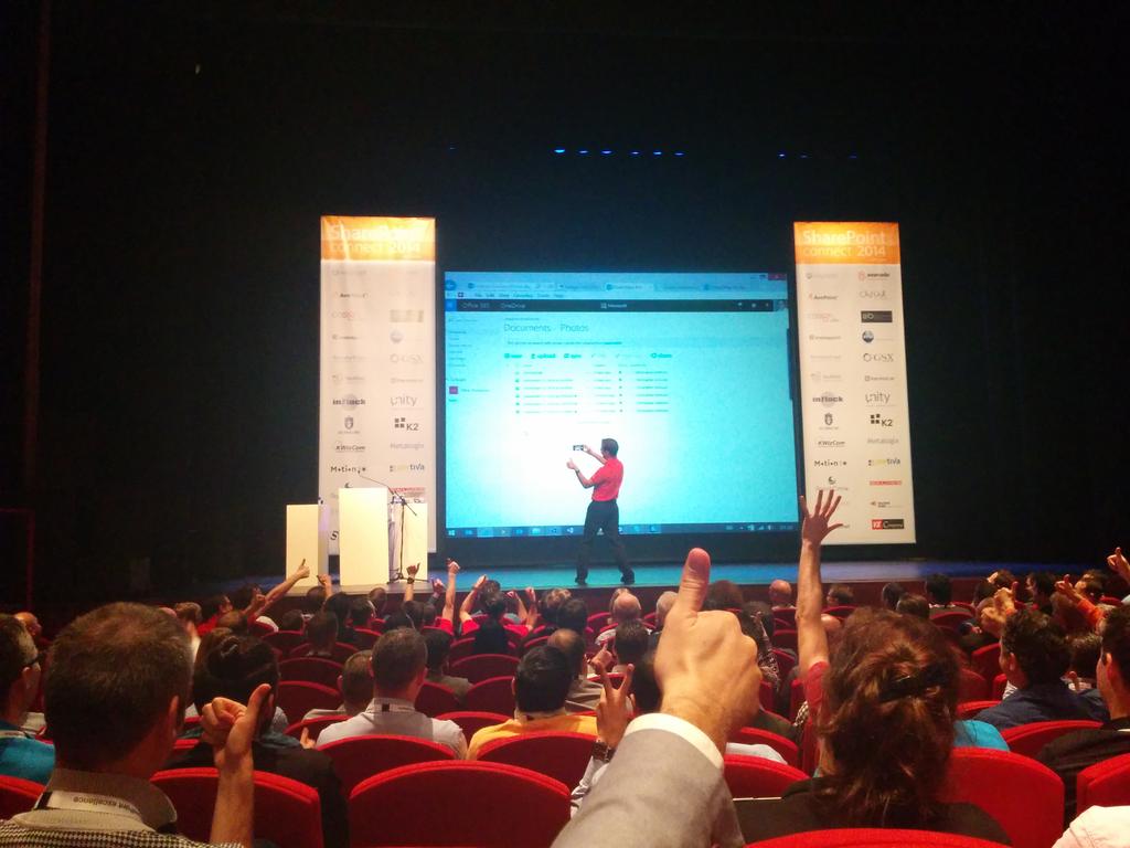 leonzandman's tweet image. Here&apos;s @LoungeFlyZ taking a selfie with us at #spcon14 :-)