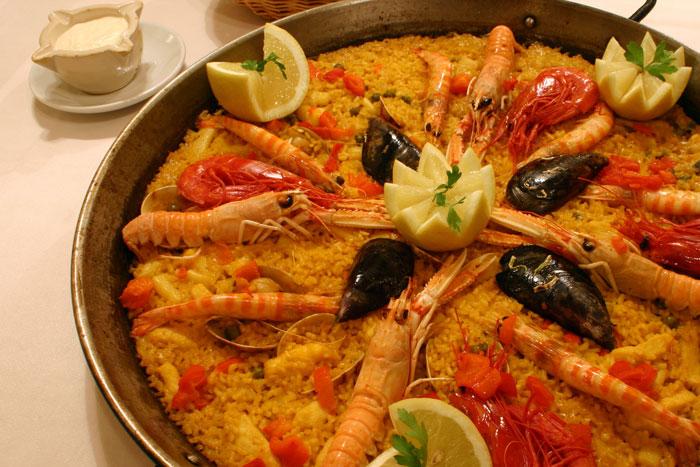 Die Paella wird mit Reis, Gemüse,Fisch und Meeresfrüchten. #Spanien