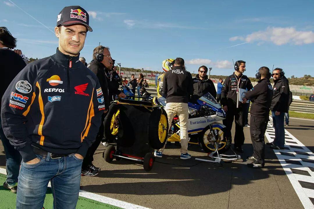 26_DaniPedrosa's tweet photo. Hi friends!! Valencia, Alcalá de Henares and today...Tokyo! Non stop! 😜 http://t.co/AEQtfc10Ho http://t.co/Le2kc1XNKU