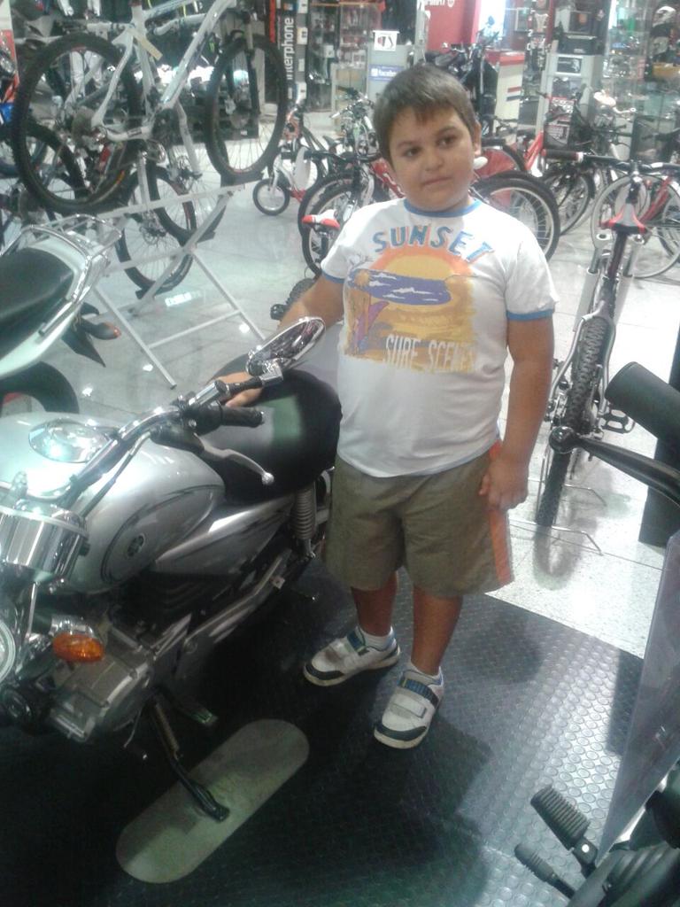 aguilar075's tweet photo. Muxisisimas felicidades al rey d mi casa! Te amo bebe http://t.co/q6N8qZhI4o