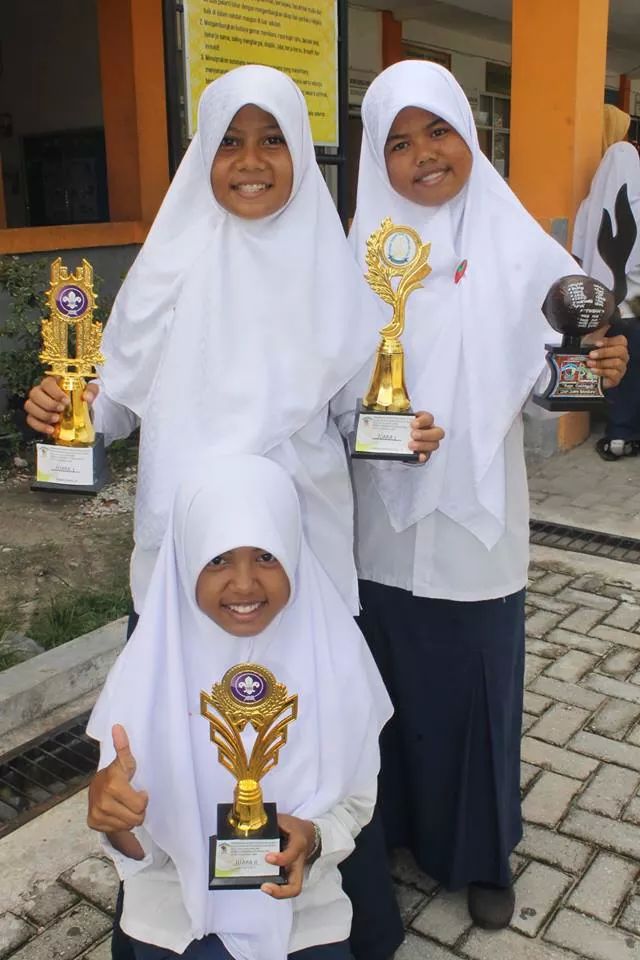 rumahzakat's tweet photo. Terimakasih donatur 10 piala kami bawa pulang setelah mengikuti perkemahan pramuka se-provinsi Riau cc @dedeyusuf_1 http://t.co/AMueh63SBR