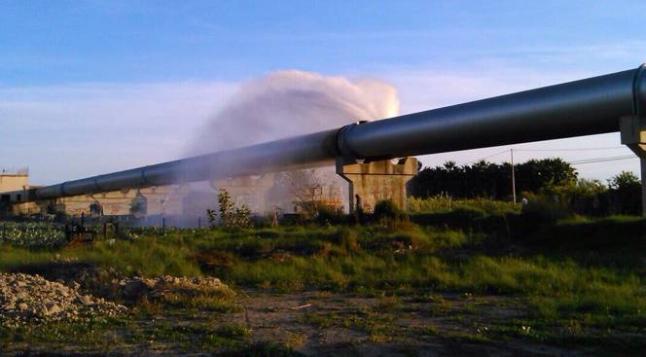 aggregatte's tweet photo. Una rotura provoca la pérdida de miles de litros de agua del trasvase Tajo-Segura http://t.co/cBCRiHifqt @pilarmacia http://t.co/7f1zbLXkMm