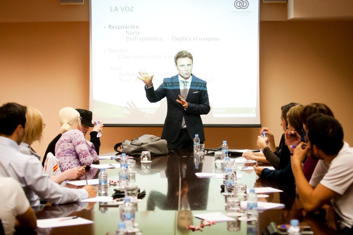 OscarModrego's tweet photo. #SpeakClass Aprender en el colegio a hablar en público  @SPEAKCLASS http://t.co/LuwGupK2sr http://t.co/aoTeCjuLFI