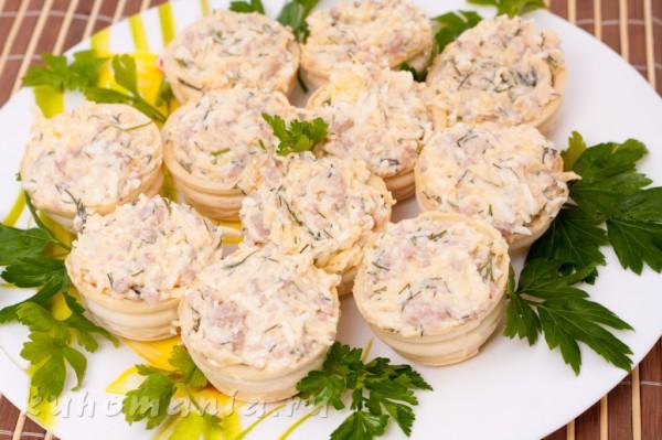 что можно приготовить с печенью трески. тарталетки с печенью трески и яйцом и сыром. закуска из печени трески консервированной. мусс из консервированного тунца. яйца фаршированные тресковой печенью.