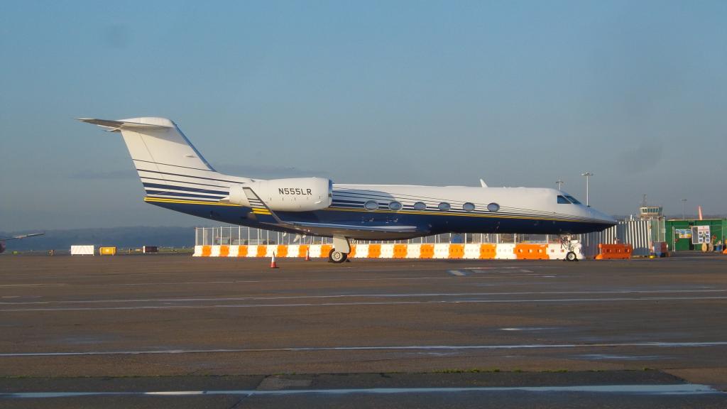 AS_Aviation's tweet photo. N555LR of Jet http://t.co/K8maMG8kCZ is our star visitor at Gatwick today. Stunning Gulfstream G450! http://t.co/10rLVQETz5