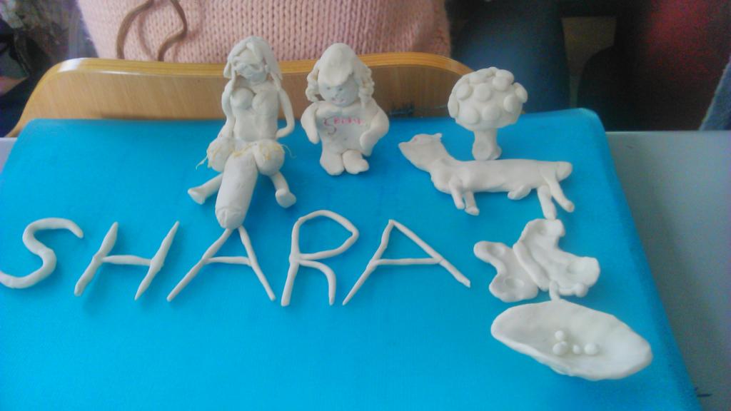 shara_92's tweet photo. A esto nos dedicamos en clase jajaja  @Stop_to_Love  @natalia_banzo  @martacaromel http://t.co/yiEKqIhhWz