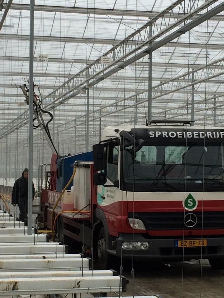 Vandaag is Paul Sosef bezig met tuin 2 schoonspuiten en ontsmetten!!! Morgen tuin 1 planten!!