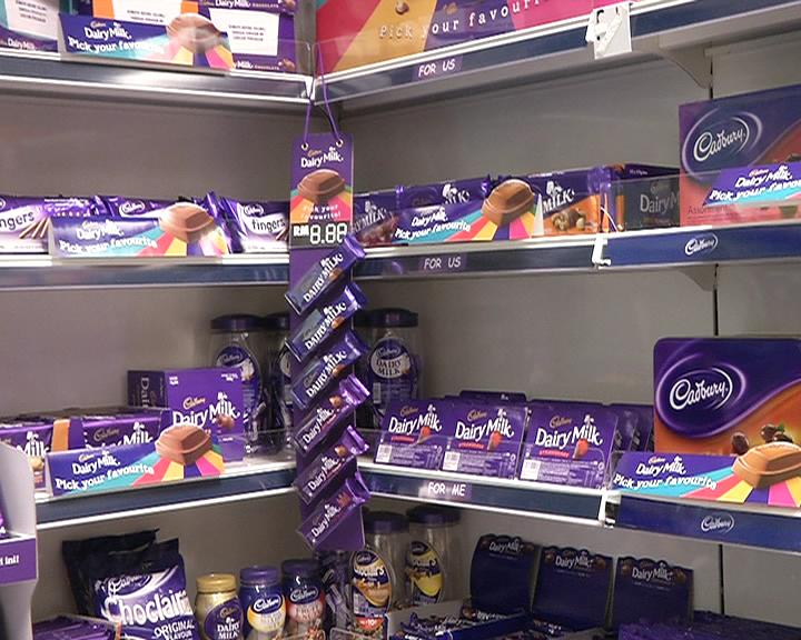 7Edition_ntv7's tweet photo. JAKIM has reaffirmed that all Cadbury Malaysia products are halal and do not contain pig DNA. #ntv7 #7Edition http://t.co/rcdpHULbI3
