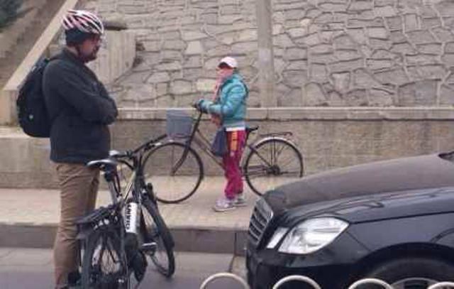 “Brave” expat cyclist stages 1-man (+ bike) demo against car in Beijing cycle lane road.cc/136300 #cycling