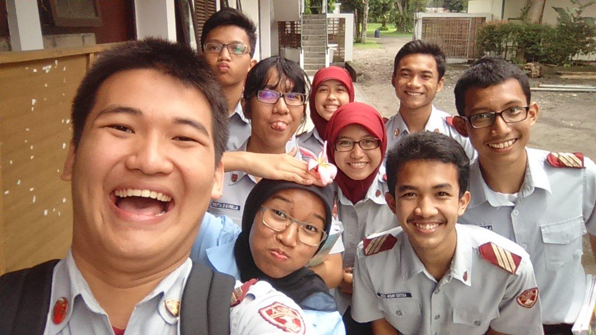 Azmi_mindawati's tweet photo. Selfie after class @JoevanDee @RizkiAkSen @minalidya @davriella @ristantodf @NabilaIzzati14 @vanden_keemzard &amp; rendi http://t.co/h91aCVvPBl