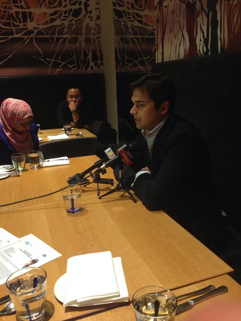 farah_a2i2's tweet photo. An evening with the #malaysian media #3days2go @FIAformulaE #PutrajayaePrix @NelsonPiquet #formulafuture http://t.co/ZJ9NXtcb6l