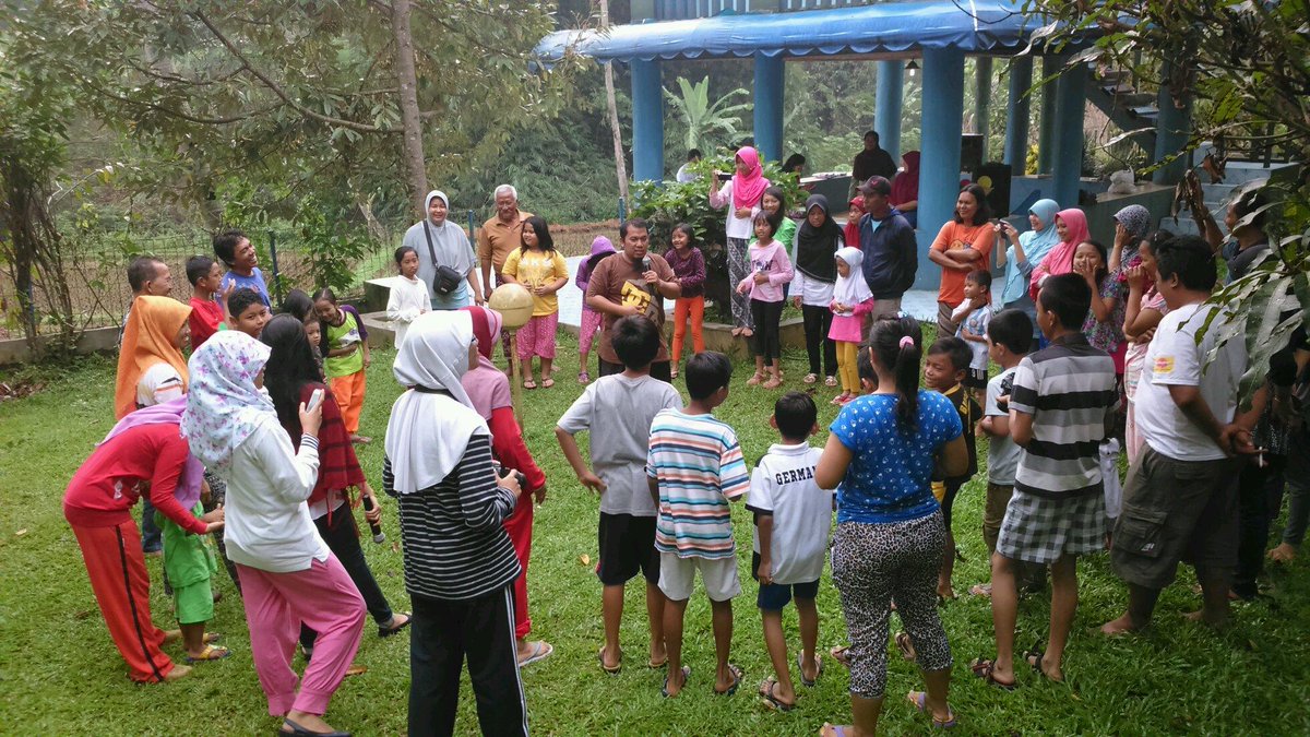 gesit_gee's tweet photo. Oleh2 kumpul keluarga kemaren buat dedek jauh :p @Kurniadess http://t.co/3aOQUjFCSG