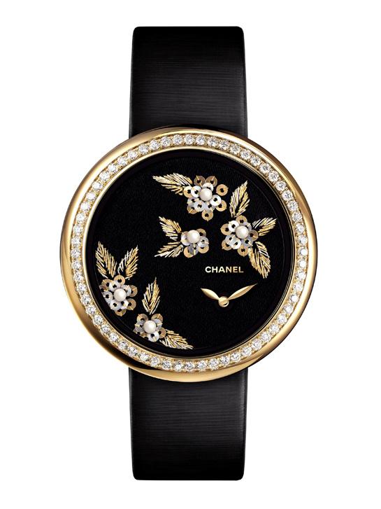 Timekeeping à la #MademoiselleChanel. A fusion of couture detailing and expert watch design: voguefr.fr/Chanelcamellia…