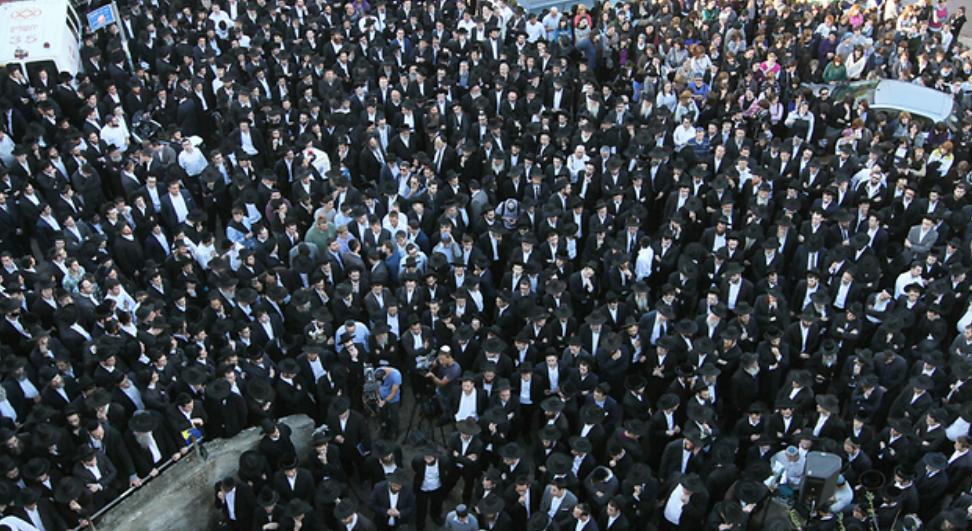IsraelHatzolah's tweet photo. HEARTBREAKING: Thousands attending funeral of 3 victims killed in todays massive J'lem synagogue terror attack - Ynet http://t.co/CBF5bFKjIA