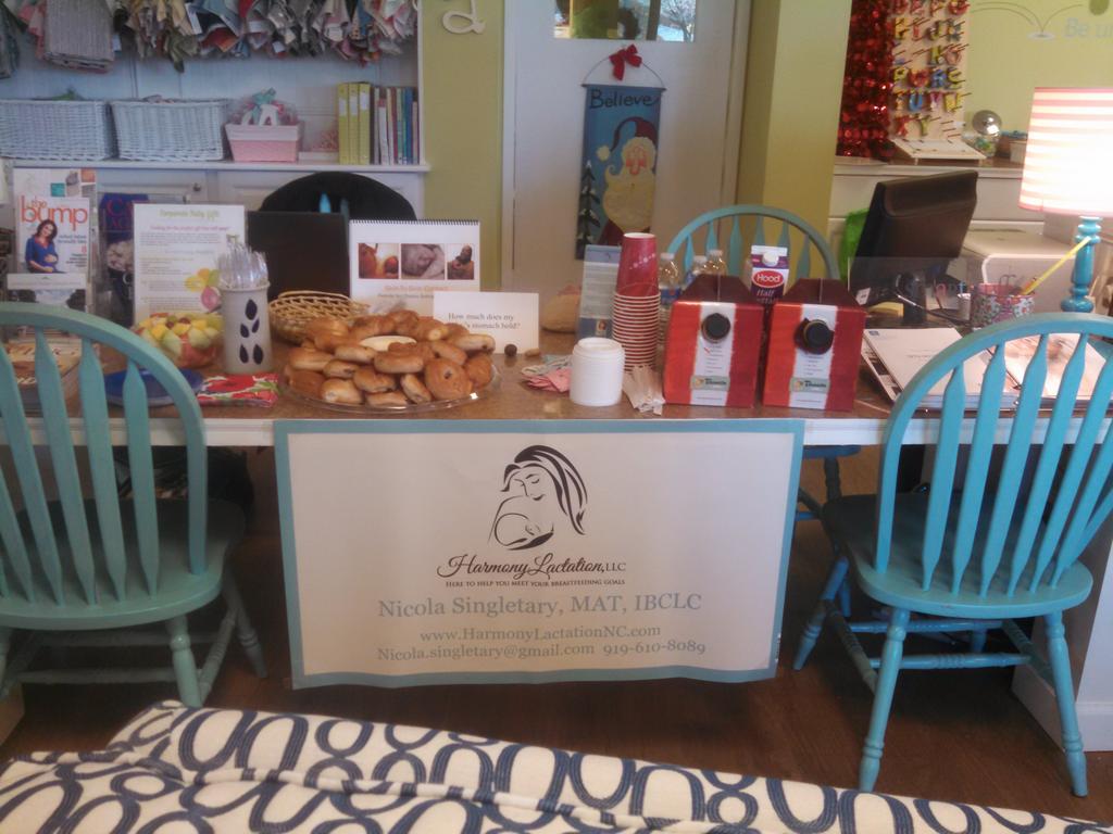 HarmonyLact's tweet photo. Coffee, bagels and breastfeeding @GreenPeaBaby http://t.co/mBrIu9R3tR