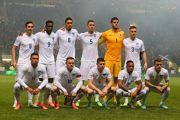 Footballtweet's tweet photo. The obligatory pre-match team photo. #ENG http://t.co/RkHX3CNZZF