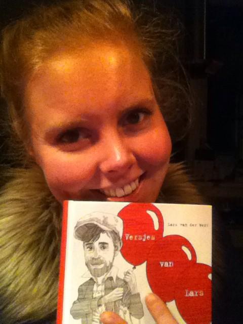 puckbnl's tweet photo. Yess!!! Met de jas aan meteen aan het lezen geslagen #versjesvanLars @larsvdwerf http://t.co/CV9X8VsvuL