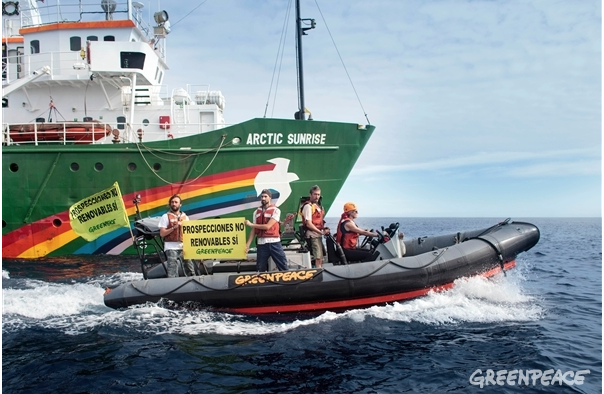 MLuisaToribio's tweet photo. ¡Ni violentos ni piratas! El barco de @greenpeace_esp detenido en Canarias http://t.co/wiFDrN3OEy #FreeGPArctic http://t.co/l06XjtvNJu