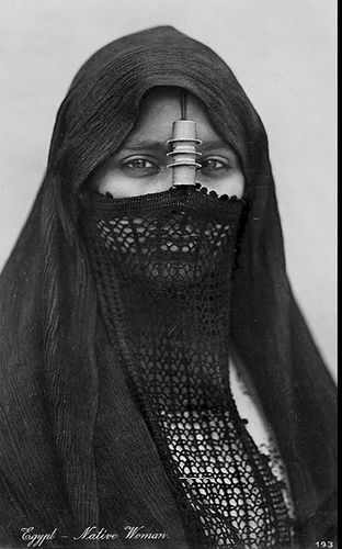 Almoultazimoun's tweet photo. #PORTRAIT / #Musulmanes à travers le monde - Femme égyptienne voilée de sa #Burqaa (1923) http://t.co/pAgTY1R1uT
