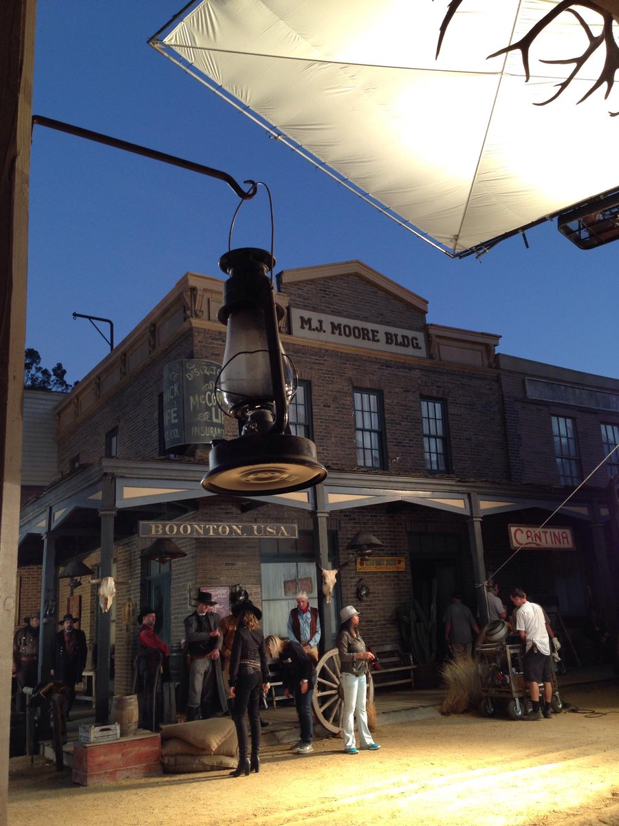 7x07 "ONCE UOPN A TIME IN THE WEST" post-ep bts pics & tweets B2v2KszIAAAqNDC