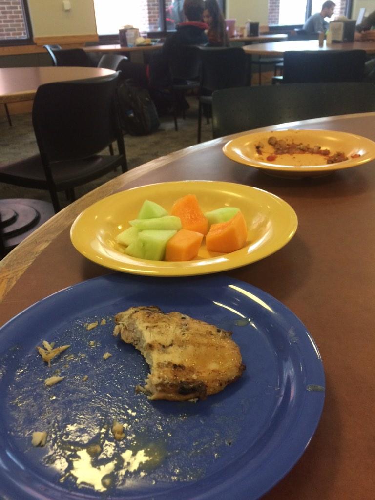 cutesch11's tweet image. #ISUdining #ISUhealthylifestyle #gainz #fruit #chicken #eatbiggetbig #seriousmass #bulk #proteinfordays #swolelife