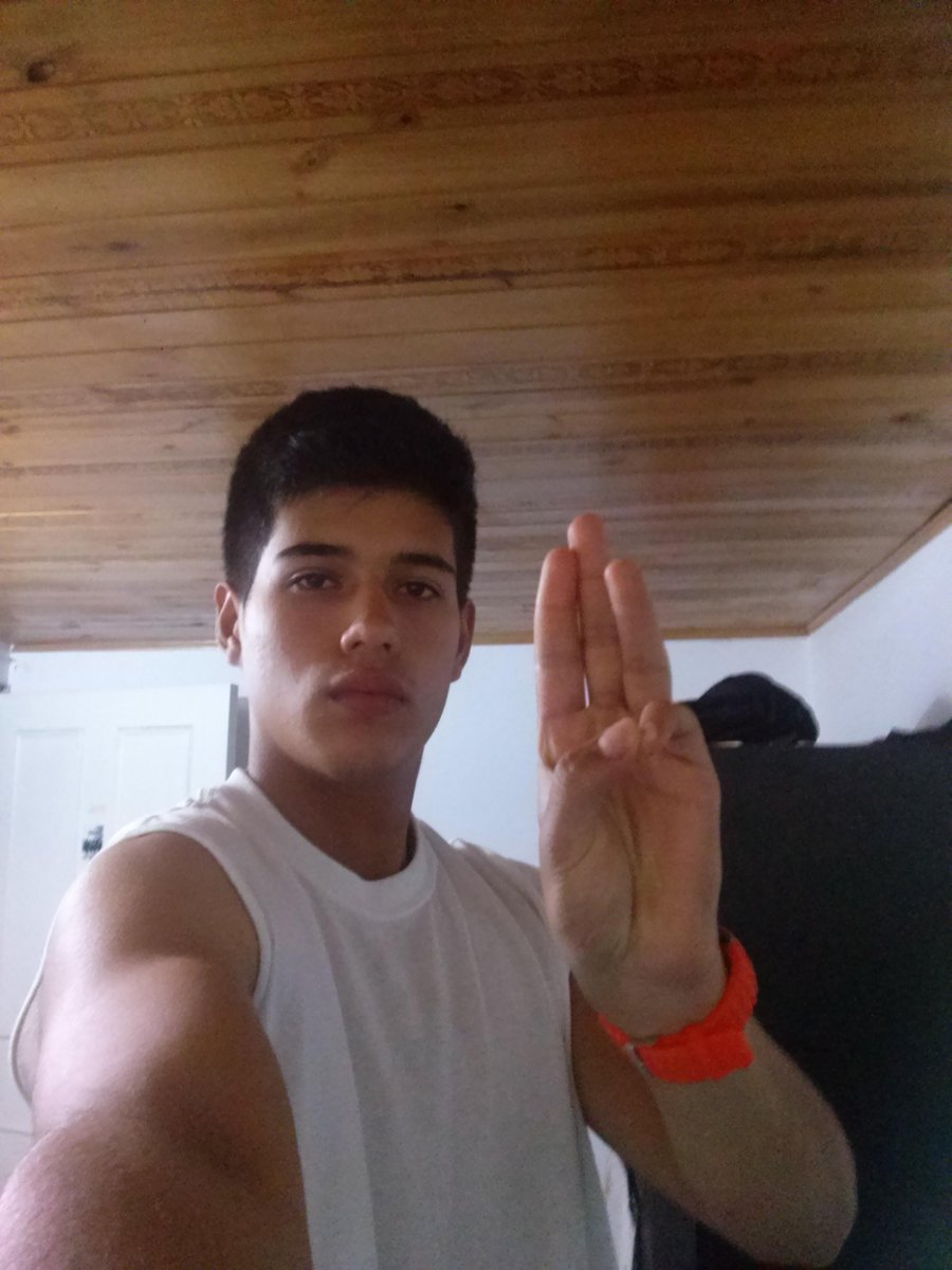 Esperando ansiosamente <a href="/Cine_Colombia/">Cine Colombia</a> <a href="/SinsajoCol/">Juegos del Hambre</a> #SinsajoVive