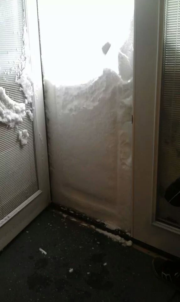 AndrewSealander's tweet photo. This is how much snow I have at my house. I've been shoveling since 5am....couldn't tell at all. http://t.co/7foWyCubWi