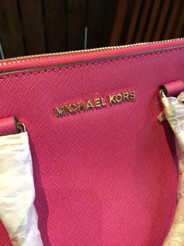 Luna__Viola's tweet photo. Michael Kors from OEM factory LIMITED ITEMS👏👏Two colors http://t.co/WhQ9pKRzyK