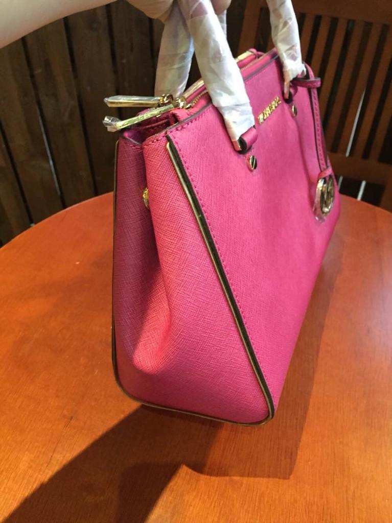 Luna__Viola's tweet photo. Michael Kors from OEM factory LIMITED ITEMS👏👏Two colors http://t.co/WhQ9pKRzyK