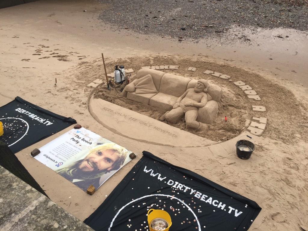 creative_film's tweet photo. Seen this next to the River Thames yesterday, such a clever idea to make #money those buckets were full of £ #echour http://t.co/w0SFiKnVCK