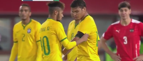 ActuFoot_'s tweet photo. Quand Neymar rend son brassard à Thiago Silva ! http://t.co/TzXxcht4fI
