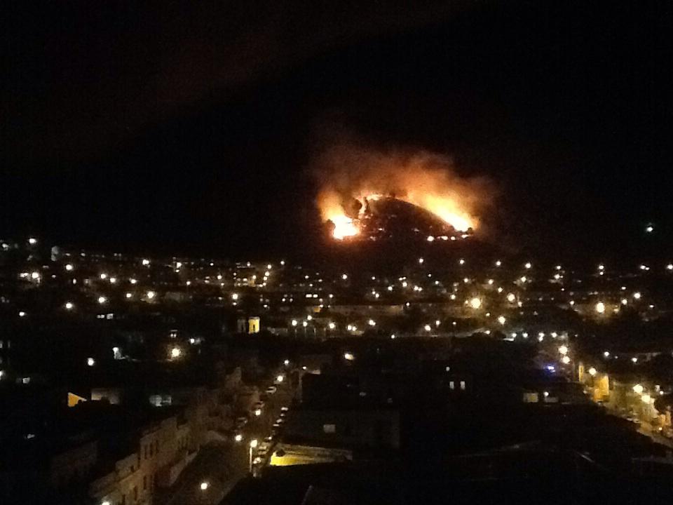 stiantkarlsen's tweet photo. Wow, that's a huge area on Signal Hill covered in fire http://t.co/pvzqHAfqYY