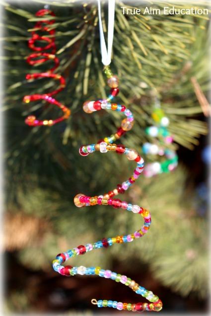 Fiestaandparty's tweet photo. Ideal para los peques / Foto: Beaded homemade Christmas Tree ornaments for kids - http://t.co/n3dRPoOpU5 http://t.co/E8egP4dn7T