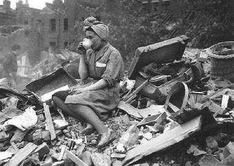 HechosEnElMundo's tweet photo. Mujer tomando el té durante la Segunda Guerra Mundial.. Londres, 1941 http://t.co/hoQLvhQyJ8