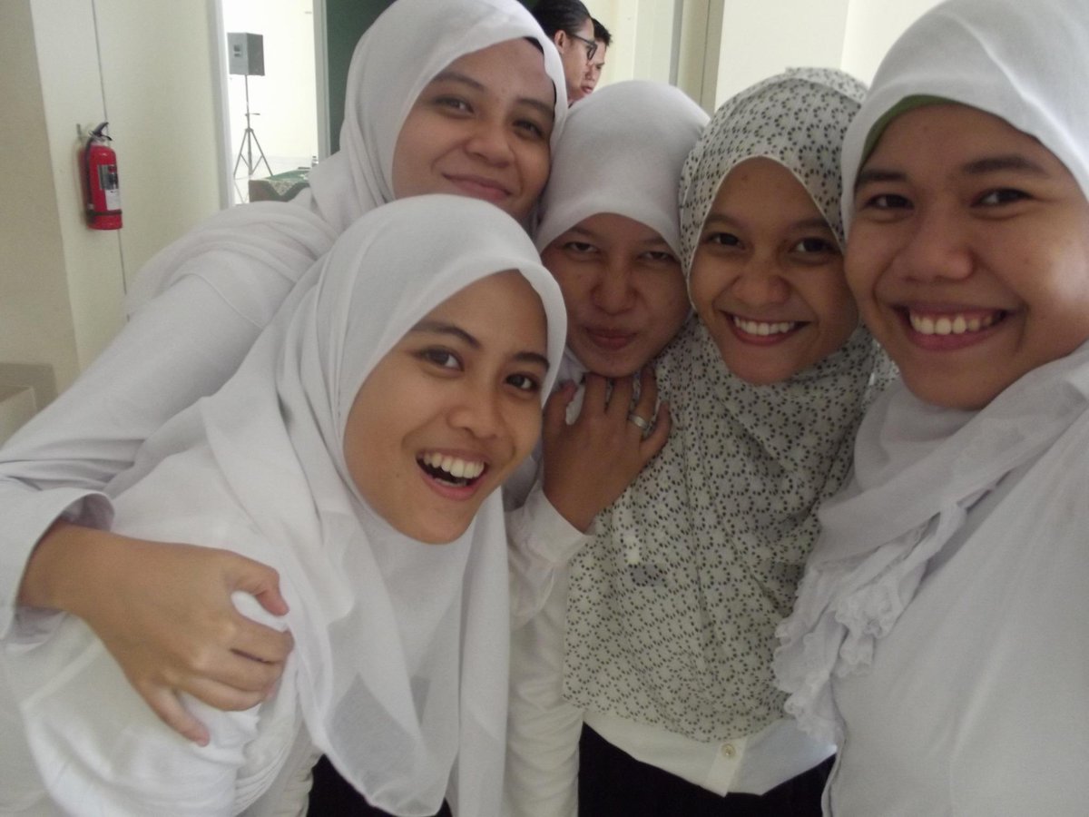 intanintanoo's tweet photo. kehangatan ini yg bakalan d kangenin :( @azalputri @tyasmutia @Lhiamaliia @lalafauzia loveyouguys ({}) http://t.co/NjXqGwkWE3