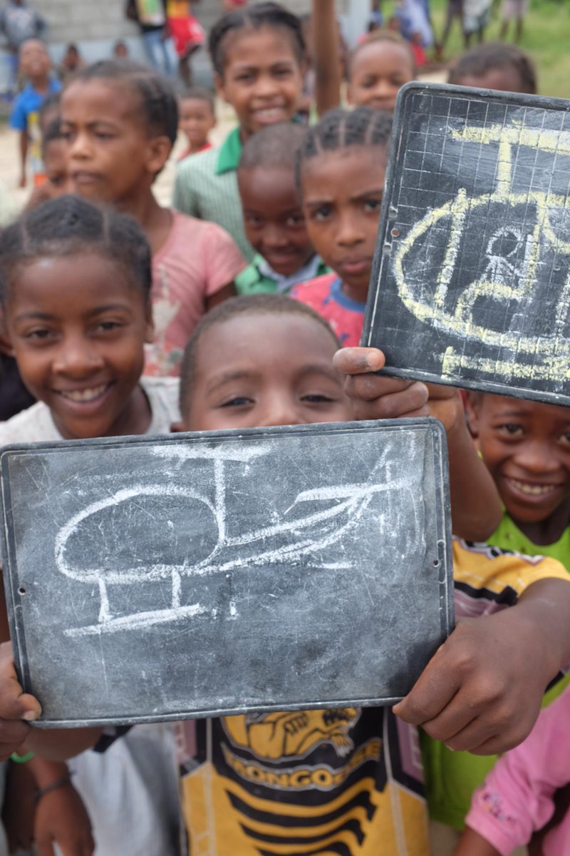 Ce que l'on trouve en atterrissant pendant une mission à Madagascar dans le préau d'une école: