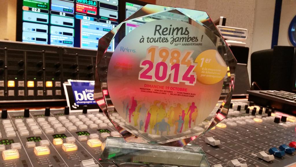 oliviercattiaux's tweet photo. L'équipe @francebleu récompensée par le 1er prix du nombre de km parcourus par entreprise sur #RATJ @VilledeReims http://t.co/5KcQj1MltG