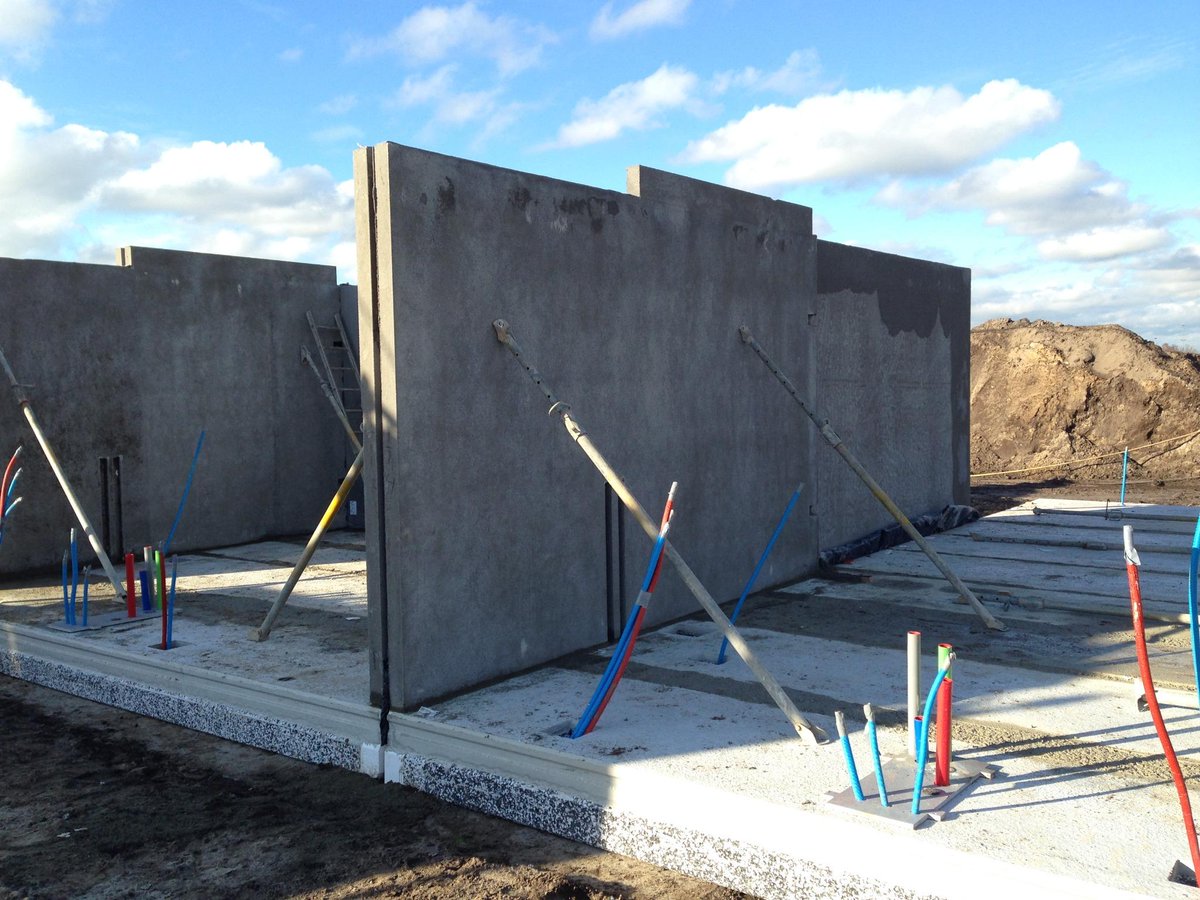 Start bouw casco van 15 nieuwbouw woningen @Geerpark #Vlijmen: beganegrondvloer ligt en de eerste wanden staan!