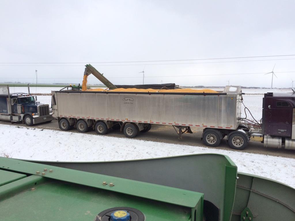 MdMcLean1's tweet photo. Don't got no drone so I take my aerial pics while refueling the combine .. #notsohightech #fillRup http://t.co/wmapizrVlX