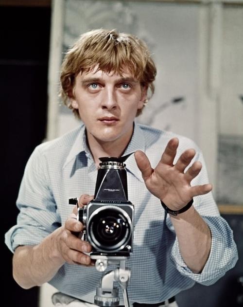 Happy Birthday to todays über-cool celebrity w/an über-cool camera: DAVID HEMMINGS (from the 1966 movie "Blow-up"). 