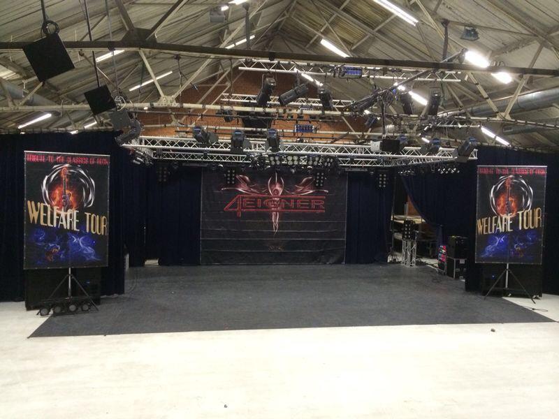 Opbouw in de Tramwerkplaats van de tribute to the classics of rock met o.a. AC/DC in volle gang