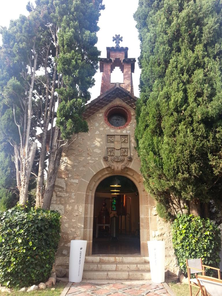 vinustv's tweet photo. Moola “@Cucharete: En Vilanova i la Geltrú visitando la pequeña hermita donde se destila la Ginebra Premium @ginMare http://t.co/o7jYLHxDi7”