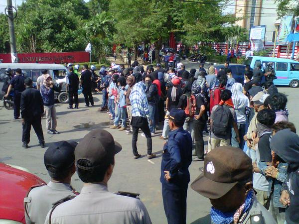 anak_unhas's tweet photo. Inilah mereka yang melakukan aksi di depan kampus kami ? ini bukan anak unhas. tak satupun yg menggunakan almamater http://t.co/hwyJIJlP8H