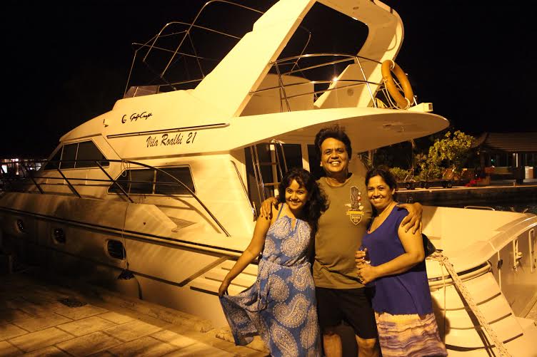 mininegi1's tweet photo. @roopaltyagi06 #happinss is seeing u #smilling full with your #family #RoopiDoll #Uncle #Aunty...#Family.. #smitesh ? http://t.co/oCahQNde34