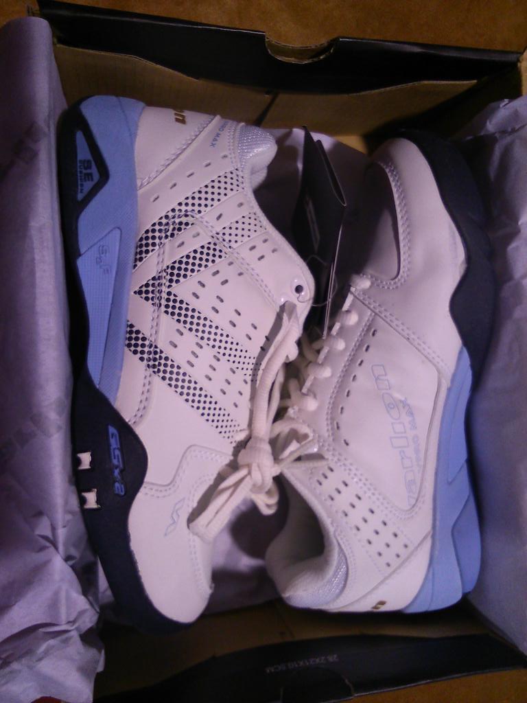 cepomagdalena's tweet photo. Gracias a Varlion y @NETpadelytenis por darme unas zapatillas nuevas!! A estrenarlas este finde en Marbela jejje http://t.co/tKlnKN7xe7