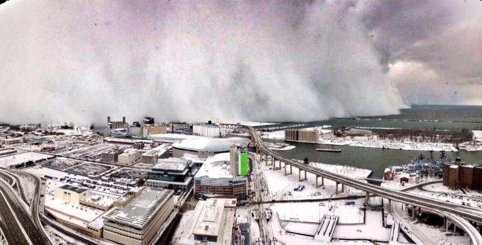ckanal's tweet photo. Lake effect band on the move, heading north toward downtown #Buffalo - edit from @BWipp, pic @Joseph_Video. http://t.co/aEfvMQJH0F